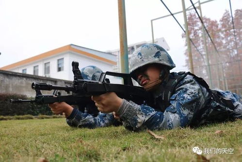 北京西站转运新兵入伍 女兵队伍亮眼