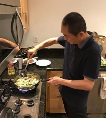 校长亲自下厨，食堂的另一面